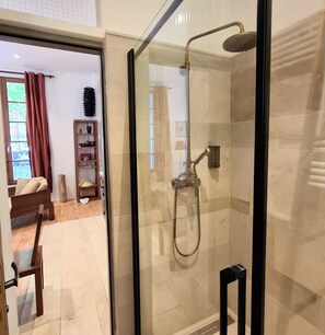 Dusche, Haartrockner, Handtücher, Seife