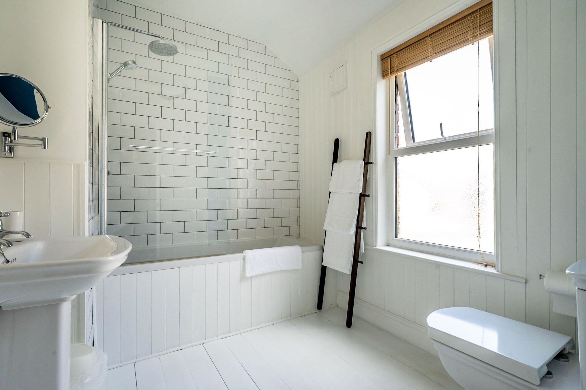 Combined shower/tub, hair dryer, towels