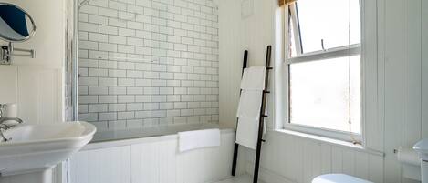 Combined shower/tub, hair dryer, towels