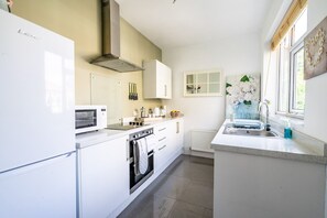 Réfrigérateur, four à micro-ondes, un four, surface de cuisson