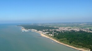 Plage, chaises longues, serviettes de plage