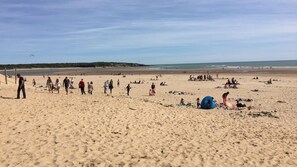 Sulla spiaggia, lettini da mare, teli da spiaggia