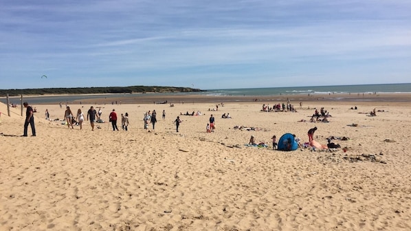 على الشاطئ، كراسي للتشمس، مناشف للشاطئ