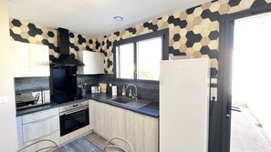 ثلاجة، ميكروويف، فرن، موقد طهي مسطح