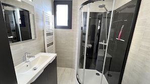 Douche, sèche-cheveux, serviettes fournies, savon