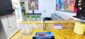 Geladeira grande, micro-ondas, cooktop, liquidificador