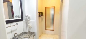 Douche, douche à « effet pluie », sèche-cheveux, savon