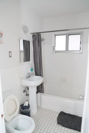 Haartrockner, Handtücher, Shampoo