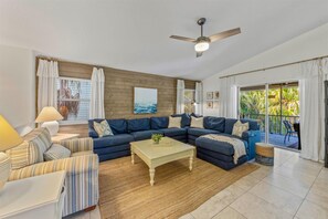 Smart TV, DVD player, books, music library - Book now: arrive Jan 5-31 golf cart included (Anna Maria)