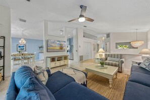 Smart TV, DVD player, books, music library - Book now: arrive Jan 5-31 golf cart included (Anna Maria)