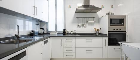 Kühlschrank, Mikrowelle, Ofen, Toaster