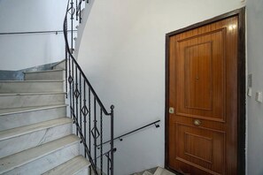 A staircase with a metal railing leading to a wooden door. - Stately Home Casa Atalaya Center Córdoba (Cordoba)