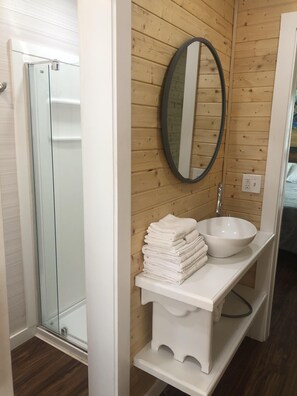 Shower, hair dryer, towels, soap - Camptel Poconos (Albrightsville)