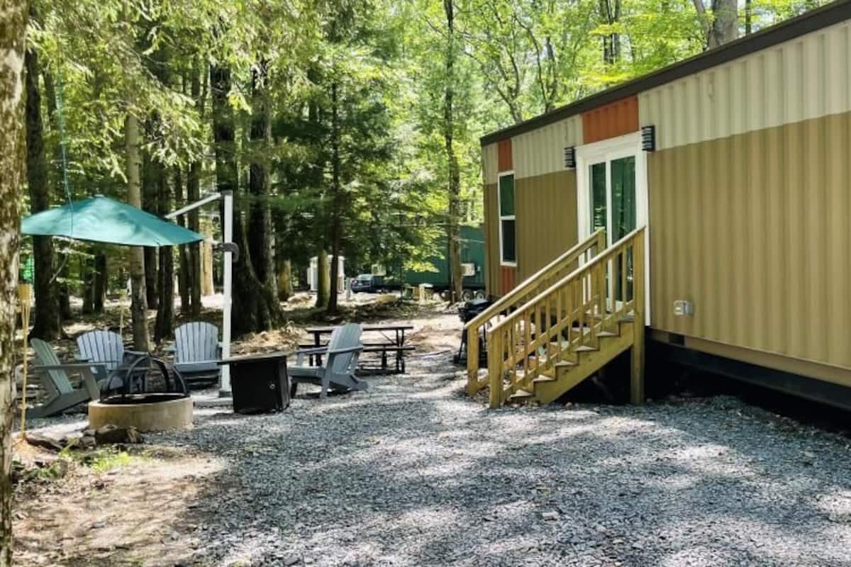 Acorn | Premium bedding, individually decorated, individually furnished