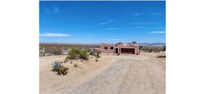 Exterior - Spanish Dream House - Desert Views//Close to Natl Park! (Twentynine Palms)