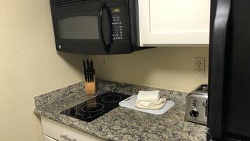 Réfrigérateur, micro-ondes, plaque de cuisson, lave-vaisselle