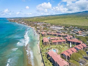 Una playa cerca, sillas reclinables de playa, toallas de playa