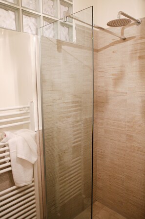 Dusche, Haartrockner, Bidet, Handtücher