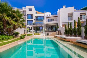 Outdoor pool, a heated pool