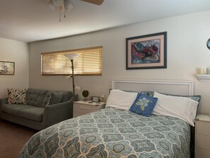 4 bedrooms, desk, iron/ironing board, travel cot