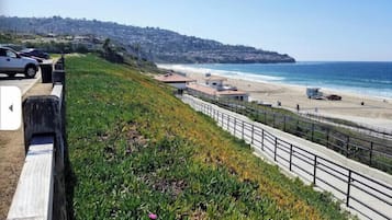 In Strandnähe, Liegestühle, Strandtücher