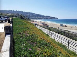 Beach nearby, sun-loungers, beach towels