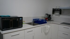 Kühlschrank, Mikrowelle, Herdplatte, Wasserkocher mit Kaffee-/Teezubehör