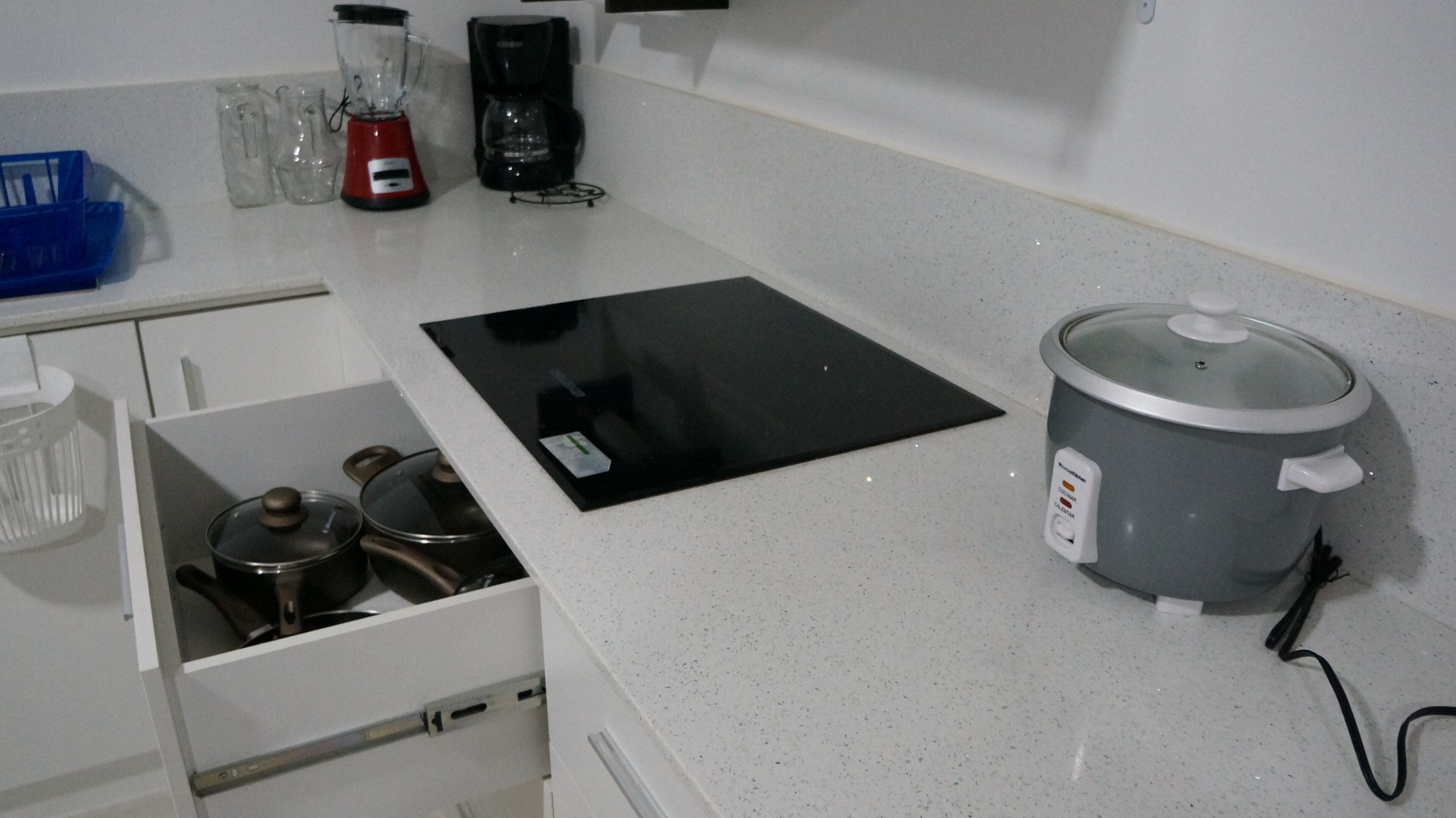 Réfrigérateur, micro-ondes, plaque de cuisson, cafetière/bouilloire