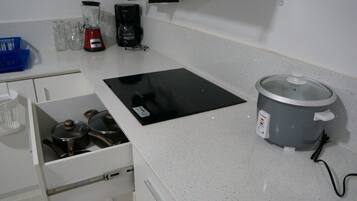 Réfrigérateur, micro-ondes, plaque de cuisson, cafetiÚre/bouilloire