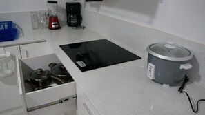 Réfrigérateur, micro-ondes, plaque de cuisson, cafetière/bouilloire