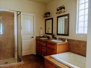 Combined shower/tub, hair dryer, towels, soap - Enchanted April Lake House (Conroe)