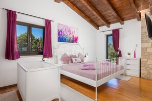 3 habitaciones, escritorio, tabla de planchar con plancha y wifi 