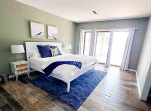 7 bedrooms, free WiFi, bed sheets - Beautiful, spacious, lakefront home large lot, firepit, hot tub, and more  (Locust Grove)