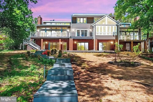 Beautiful, spacious, lakefront home large lot, firepit, hot tub, and more 