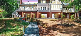 Beautiful, spacious, lakefront home large lot, firepit, hot tub, and more 