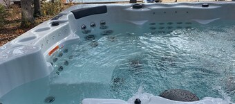 Beautiful, spacious, lakefront home large lot, firepit, hot tub, and more 