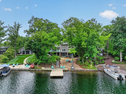Beautiful, spacious, lakefront home large lot, firepit, hot tub, and more 