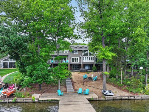 Beautiful, spacious, lakefront home large lot, firepit, hot tub, and more 