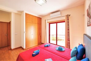 3 bedrooms, in-room safe, iron/ironing board, free WiFi - Villa w/ Heated Pool at Albufeira Marina (Albufeira)