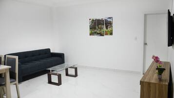 Smart-TV, Tischtennisplatte, Bücher