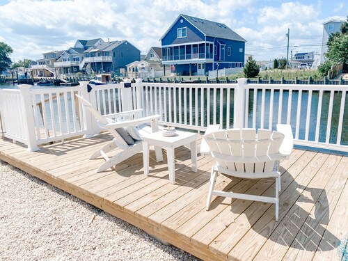 Three Bedroom Waterfront Oasis in Mystic Island! Bring your boat!