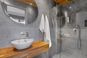  淋浴设施、吹风机、毛巾、卫生纸