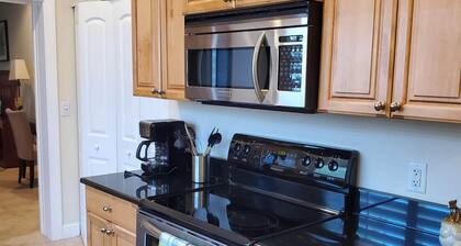 Beautiful Venice Island Apartment right on Venice Ave. - Shop, Beach & Eat!