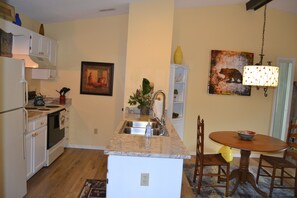 Fridge, microwave, oven, stovetop - Morning Glory Villa at Mill Creek Country Club (Franklin)