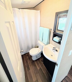 Baignoire, savon, shampoing, papier toilette