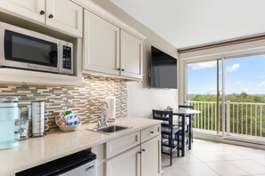 Fridge, microwave, coffee/tea maker, toaster - Beachy Sandestin studio, walk to Baytowne Wharf (Miramar Beach)