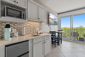 Refrigerador, microondas, cafetera y tetera y tostadora 