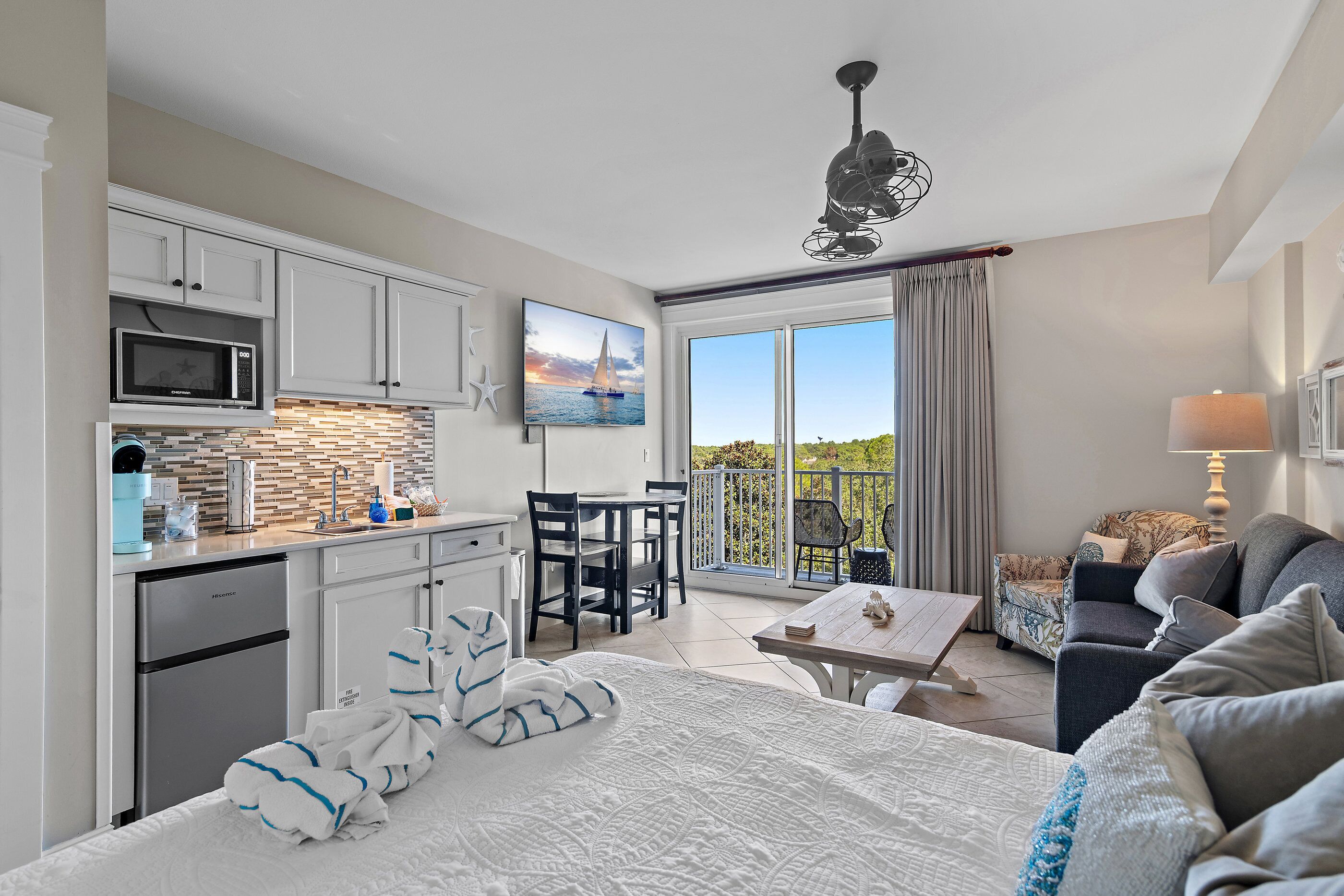 Tabla de planchar con plancha, wifi gratis y ropa de cama 