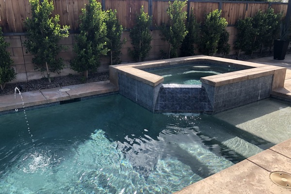 Piscina a l'aire lliure i piscina climatitzada