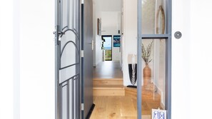 Interior - Banksia Beach House - Your Resort Style Coastal Retreat (Mollymook)